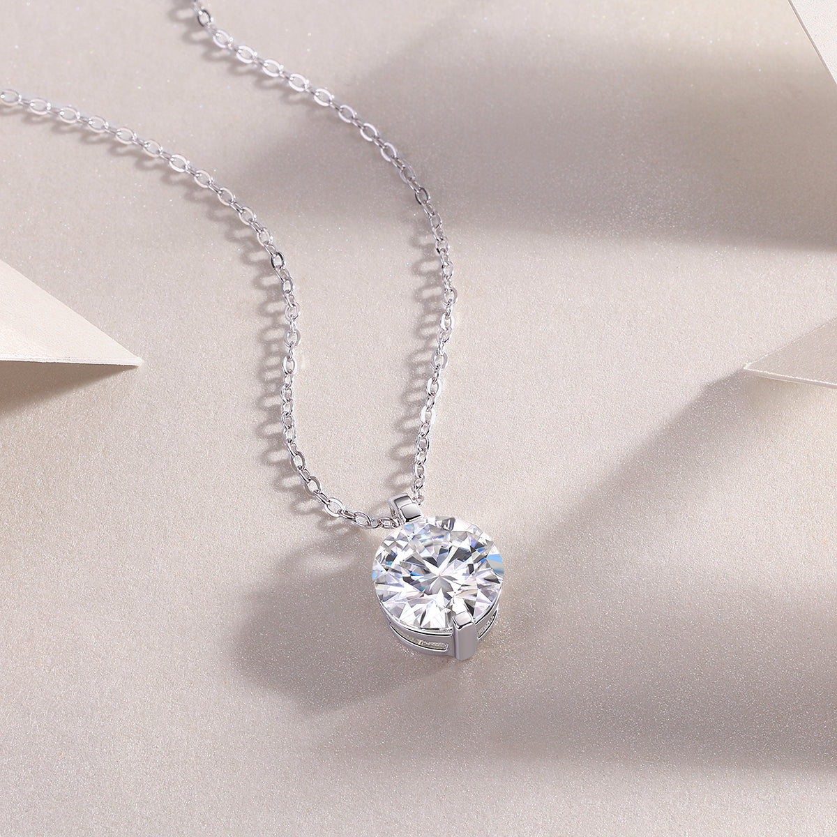 Fashionable And Luxurious Moissanite Diamond Pendant Necklace