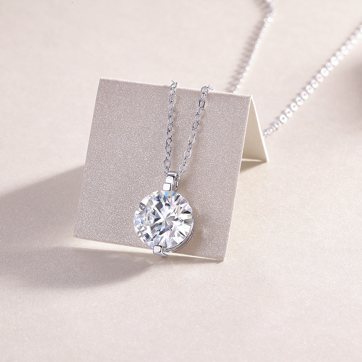 Fashionable And Luxurious Moissanite Diamond Pendant Necklace